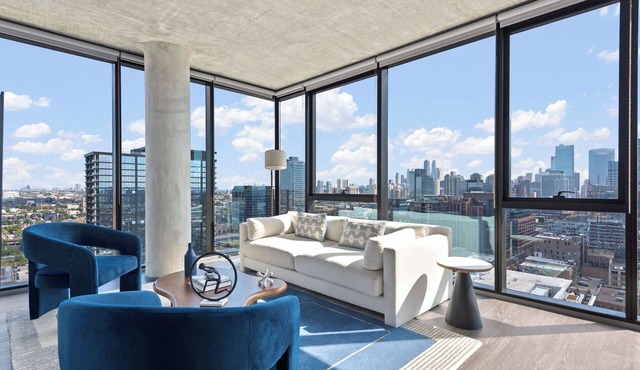 Top-Floor Oasis: 2BR in Heart of Fulton Market in Chicago