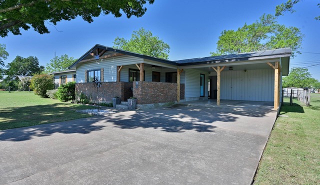 Tranquil Hill Country Escape: Pet-Friendly, Near Wineries, & Stellar Stargazing! in Stonewall