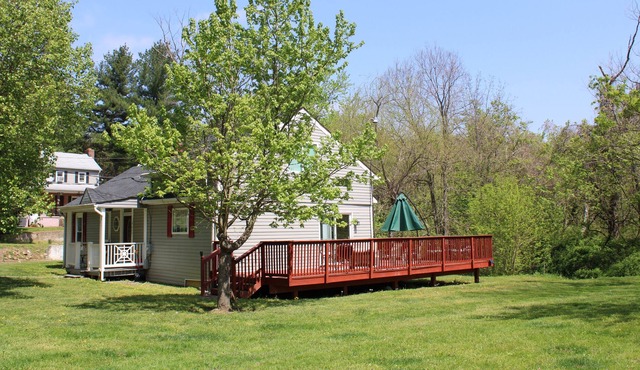 *Tranquil Valley Cottage* in Knoxville