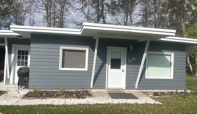 Tranquil waterfront cabin with AC in charming Barbeau with outside fun zone in Barbeau