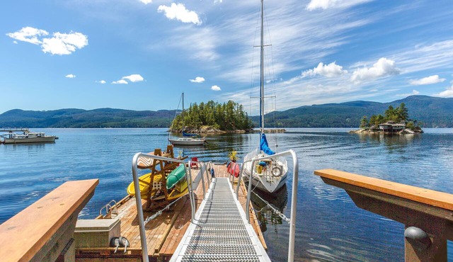 Tranquility Bay Waterfront Inn in Sechelt