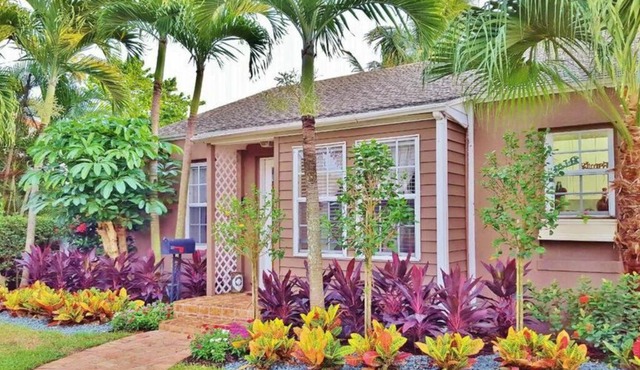 Tropical Bungalow with Pool in West Palm Beach