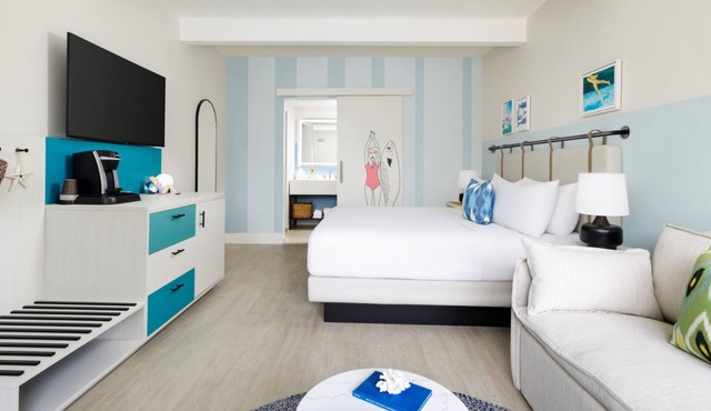 Tropical Playground | Relaxed Key West Stay w/Pool, Karaoke Nights & Tiki Bar in Key West