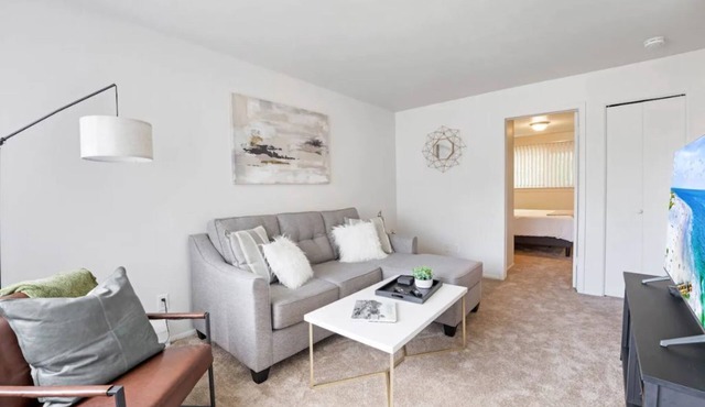 Two bedroom apartment - Near parks and Detroit River! in Gibraltar