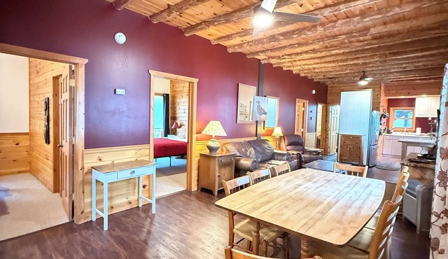 Unique 7br 3ba Cabin, Catfish Lake Eagle River Chain, sleeps 14! lakeside decks in Eagle River