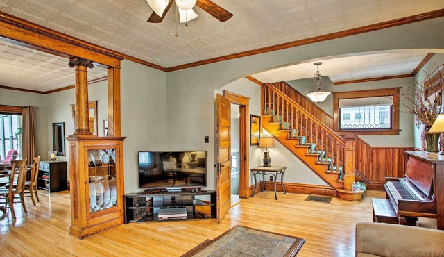Updated Albert Lea Home By Fountain Lake & Main St in Albert Lea