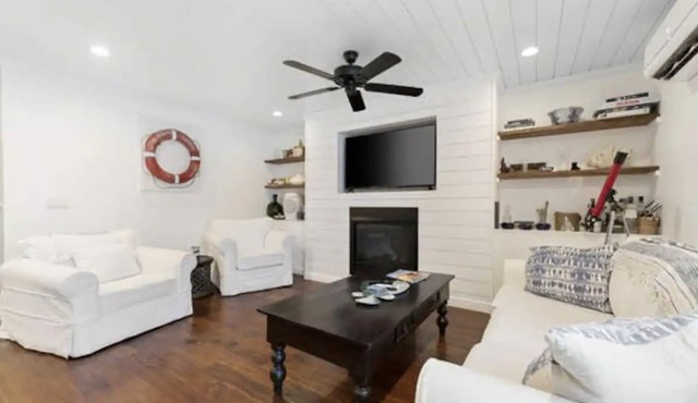 Updated Cabin with Fireplace, Epic Deck, 2 min from ORV trails - Pet Friendly! in Mancelona