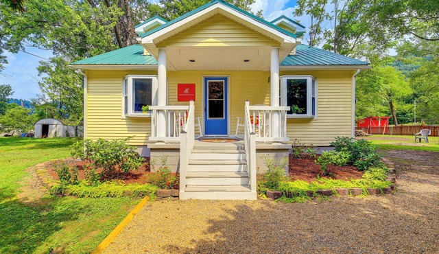 Updated Damascus Cottage on Appalachian Trail! in Damascus
