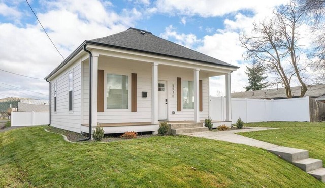 Updated Family Friendly Hillyard Gem NEW HOT TUB! in Spokane