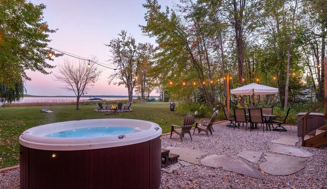 Updated Lakefront Home-Hot Tub-GameRoom-FirePit-Dock-Pet-friendly! in Levering