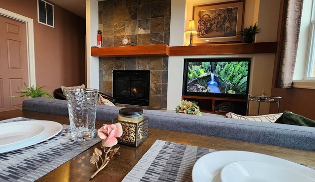 Upscale 2-bedroom Daylight Apartment in Springfield in Springfield