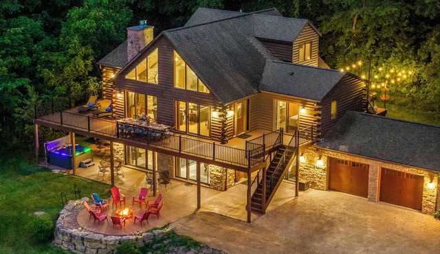 Upscale 5King Bed 5Bath w/Panoramic Views Pets Hot Tub Fire Pit Cinema Games in Galena