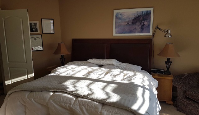 Upscale Family Oriented Home in SE Calgary - Lake Chaparral. Pet friendly in Calgary