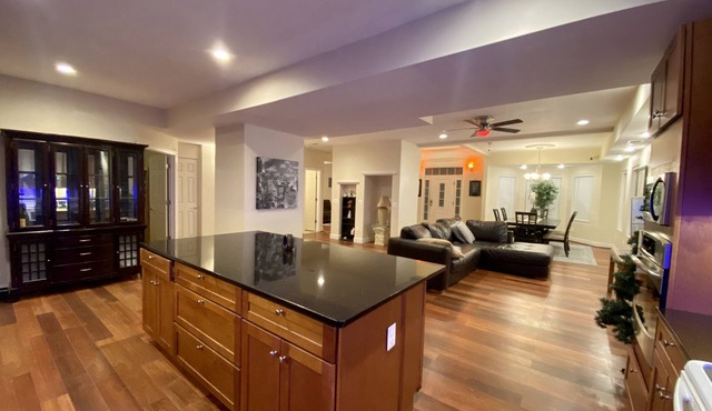Very big house 15 mins to DC, 25 Dulles Airport 10 bedrooms/6 baths in Falls Church
