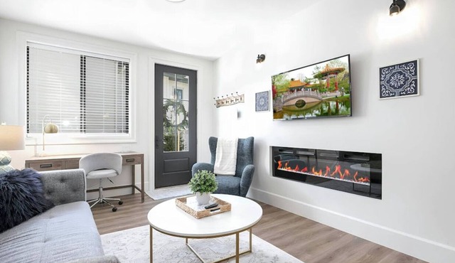 Vino Villa Luxury 2BD Spectacular Lakeview Sunny Patio Quiet Privacy in Kelowna