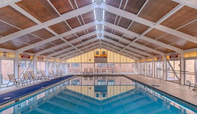 Virginia Retreat | Gym. Pool. Free Breakfast. in Williamsburg
