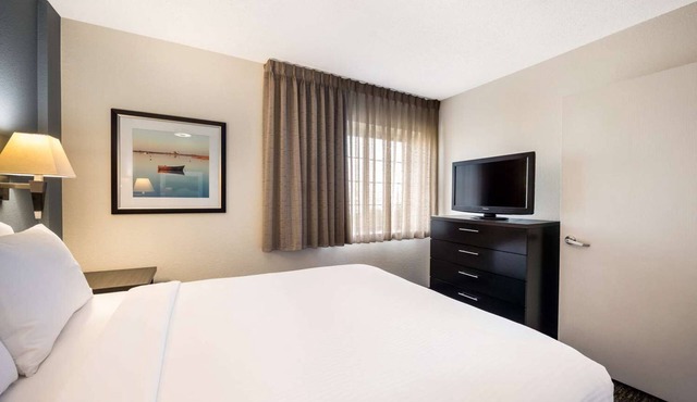 Visit Boston Attractions & Harvard - Pet-friendly Suites with BBQ Facilities! in Burlington