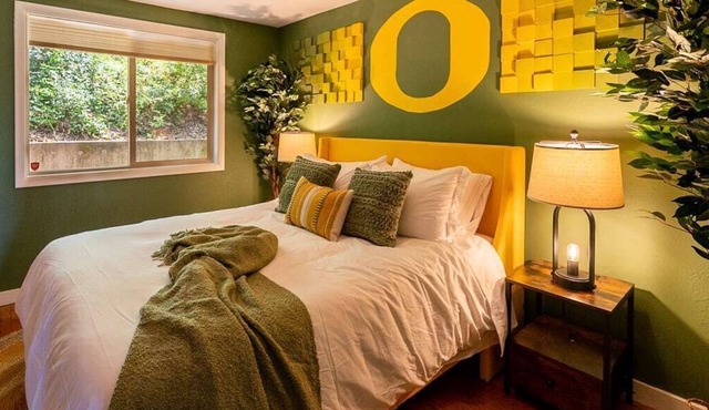 Walk to U of O! View with 2 decks/firepit/comfy! in Eugene