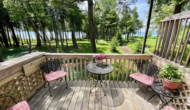 Waterfront Condo On Little Traverse Bay. Beaches, Tennis,Near Golf And Ski in Harbor Springs