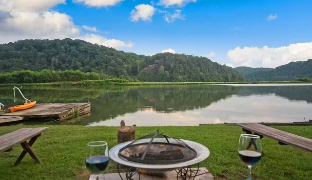 Waterfront Cottage with Private Dock on Claytor Lake. Pet Friendly! in Draper