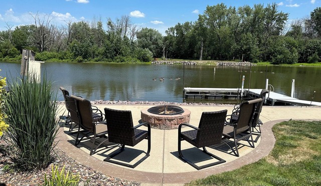 Waterfront Getaway: Kayaks, fishing, game room, fire pit, gathering room… in Fort Atkinson
