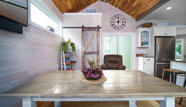 WATERFRONT Home-Amazing sunsets, extra amenities, kayaks, canoe, paddle board~ in Two Rivers