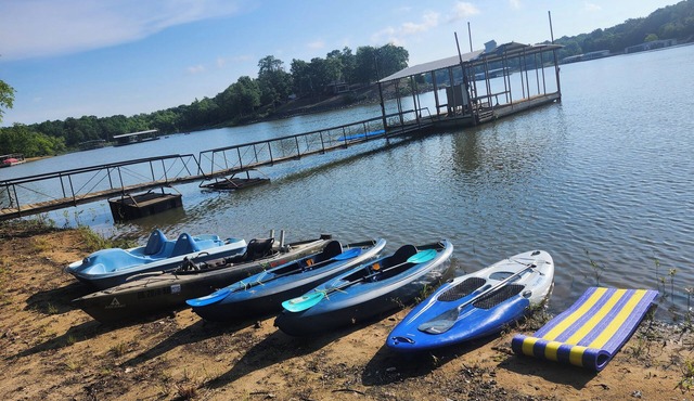 🔥WATERFRONT* KAYAKS* PRIVATE DOCK* POOL TABLE* HOT TUB* LAKE EUFAULA🔥 in Eufaula
