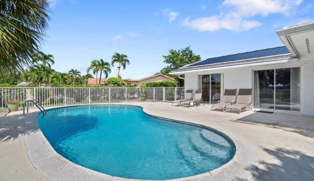 Waterfront Magnolia: Heated Pool, Tiki, Gameroom in Palm Beach Gardens