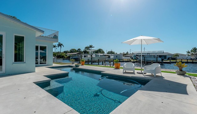 Waterfront oasis, sunsets, heated pool, hot tub, boat dock, near boat ramp in Bradenton