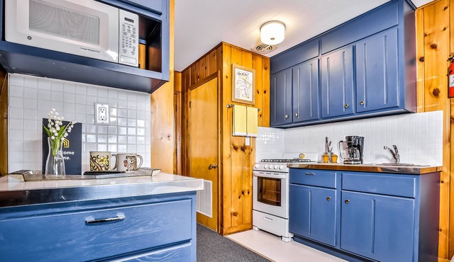 Waterfront suite on South Turtle Lake with communal dock, rowboats & firepit in Winchester