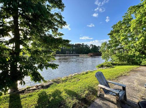 Waterlily Waterside Cottage on the Intracoastal with Game Room in Coinjock