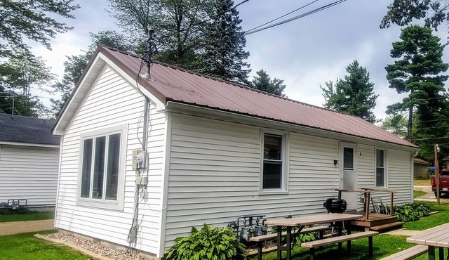 Welcoming 2-bedroom cottage with AC in charming Shawano in Shawano