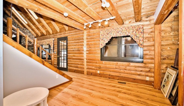Welcoming farmhouse with AC in charming Sheridan in Sheridan