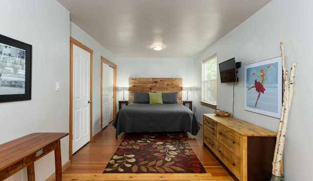West Side Gem │King Beds │Walk Everywhere │Hot Tub │Large Living Spaces in Bend