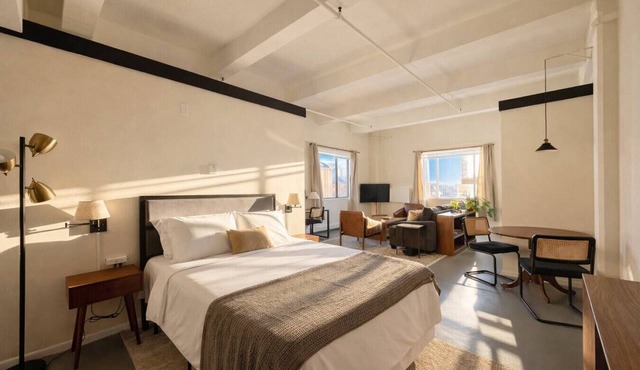 Westown Studio Apt Near Fiserv, Baird, and Theater District in Milwaukee