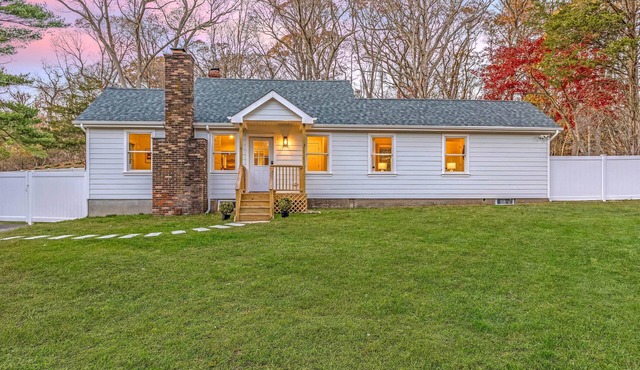 White Cottage East Setauket in Setauket- East Setauket