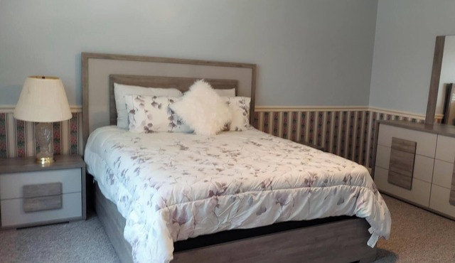 White House Ranch two bedroom with pool, ranch animals & gorgeous sunsets. in Warm Springs