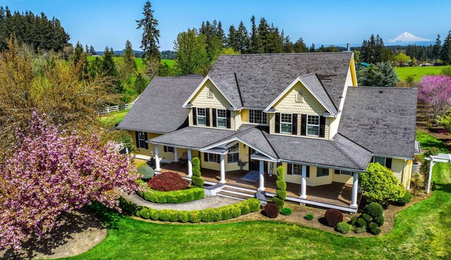 Wild Haven Retreat- Mt Hood View & Hot Tub Estate in Oregon City