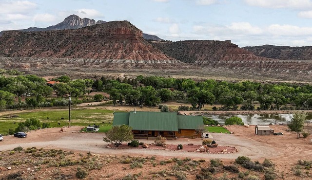 Zion Chalet 6 BD Retreats, Reunion,Wedding sleeps 22 w/hottub. 10 mins from Zion in Rockville