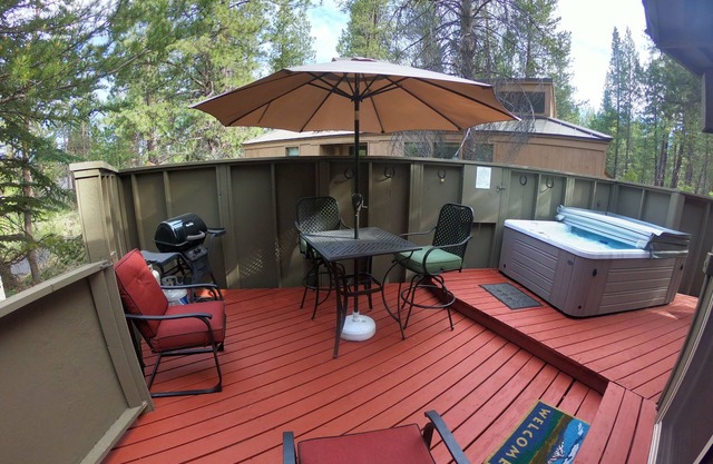 Bikes close to Sunriver Village and SHARC Passes! Private hot tub! in Sunriver