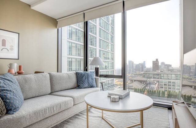 Bright South Loop Studio w/Pool, BBQ & Gym, nr Grant Park, by Blueground in Chicago