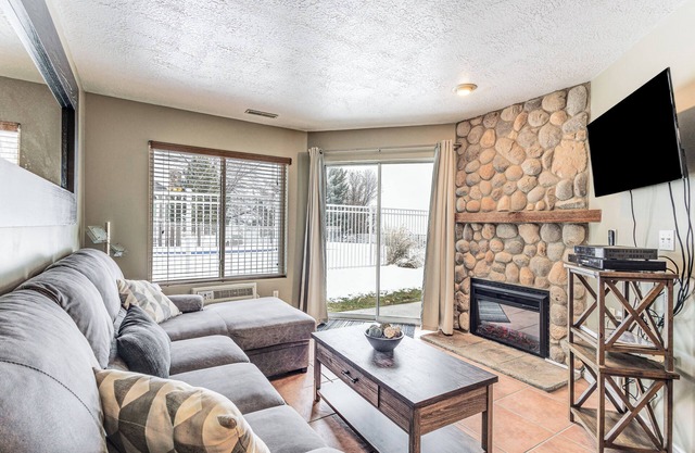 Garden City Condo w/Pool Access by Bear Lake! in Garden City