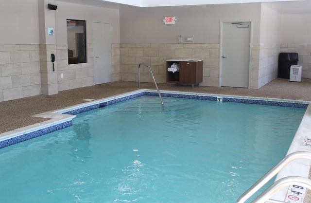 Holiday Inn Express Suites Bradley Airport Ihg Hotel 