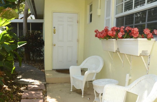 Two Blks to Beach, Free Wi-fi, Eat-in Kitchen, Pets OK in Pompano Beach