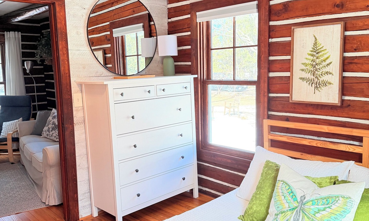 Sister Bay Cabin | Updated Vintage 1938 Log Cabin – Walk to Sister Bay