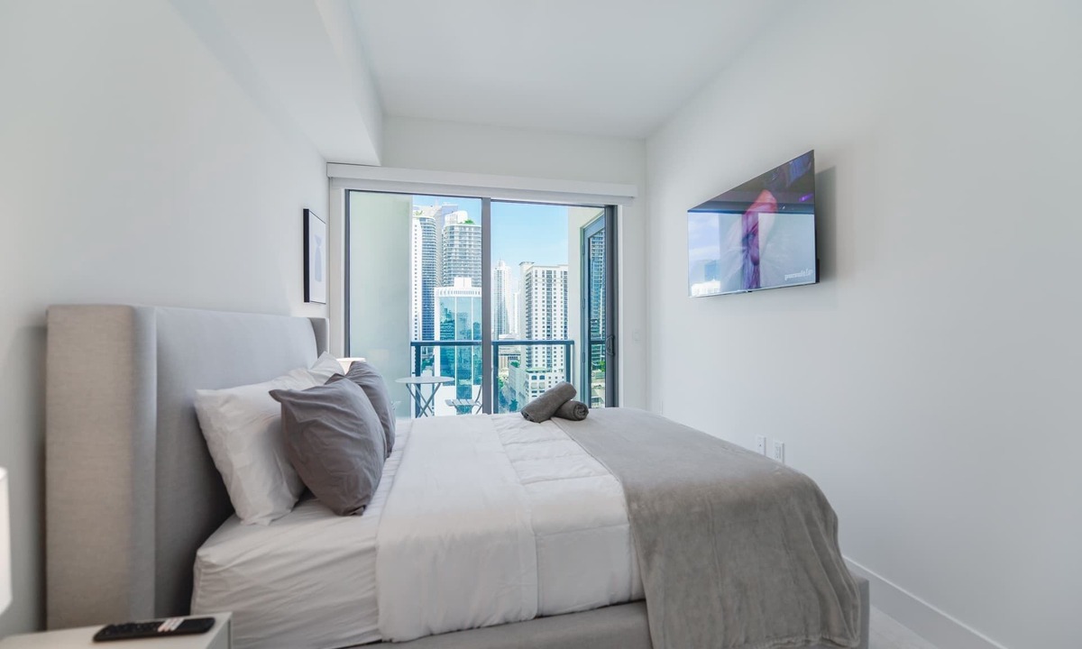 Brickell Condo | Luxe 2BR | Skyline Views | Walk to Brickell City