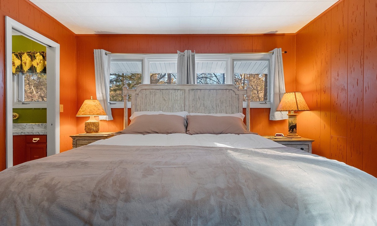 Athelstane Cabin | Hardwood Point Amazing 7-bedroom vacation compound in Silver Cliff with AC WiFi