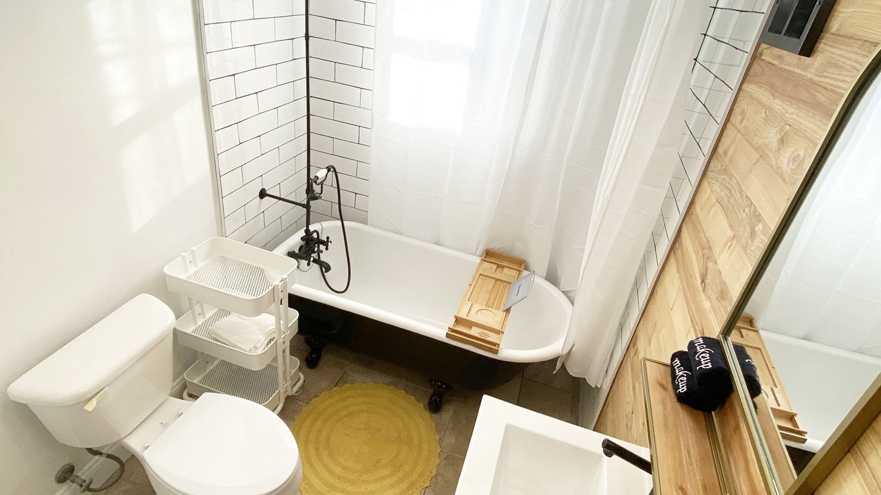 Photo of Bathroom in Lindenwood Park