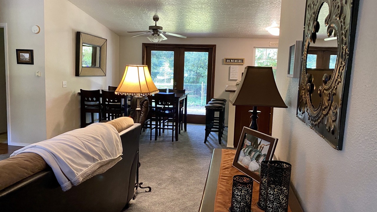 Photo of Livingroom in Coos Bay