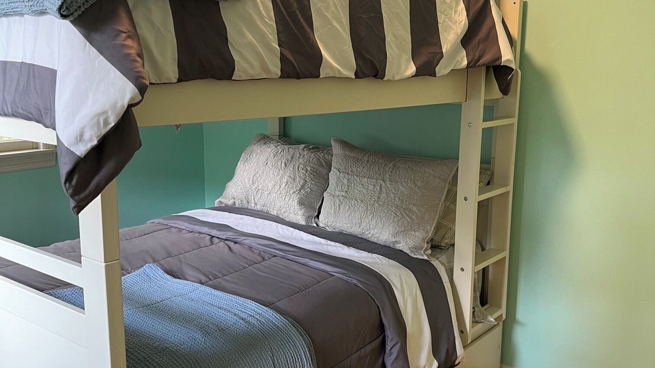 Photo of Bedroom in Aquebogue